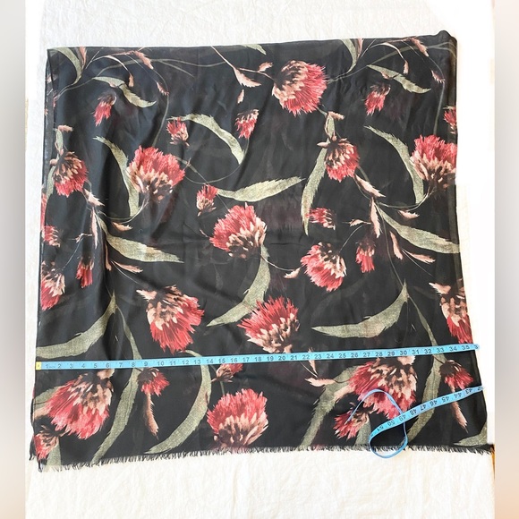 ✨Host Pick✨ HOBO Thorn Flower scarf - Picture 8 of 8